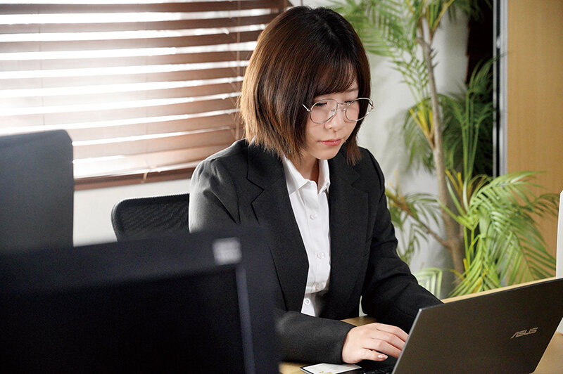 「先生、アヘ顔が治りません…」すけべスイッチが入るとアヘ顔になってしまうむっつり地味OLに脳もマ○コもバグらせる絶頂ショック療法 沙月恵奈