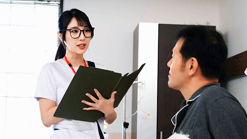 地味な隠れデカパイ新人看護師は押しに弱くてセクハラを断れないドMちゃん。性欲が溜まった入院患者の性処理までもお世話しています 小野坂ゆいか