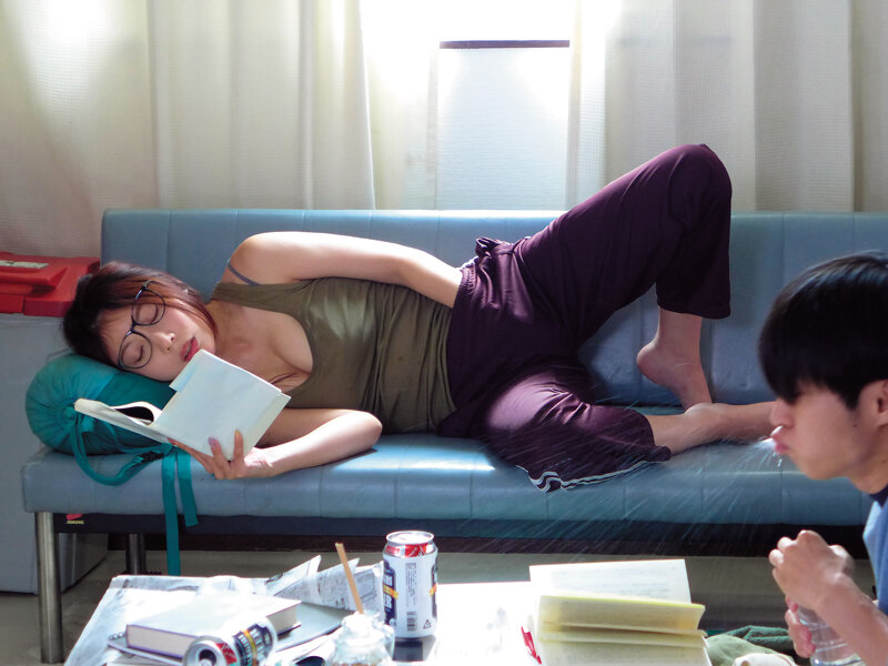 熱気ムワムワのサークル部室で巨乳先輩と講義も忘れ汗だくでハメたおした大学生活 安位薫